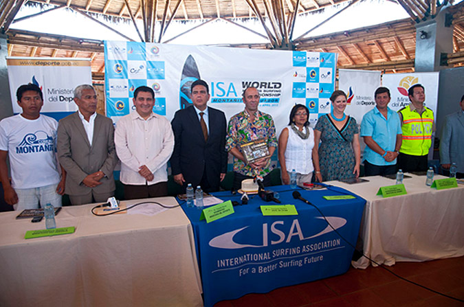 ISA President Fernando Aguerre was joined by Ecuador’s Government Officials including Vice Minister of Sport Augusto Moran (fourth from left), Vice Minister of Environment Mercy Borbor (fourth from right), Governor of Santa Elena John Paul Soto Garcia (third from left) amongst others. Photo: ISA/Rommel Gonzales