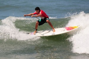 The Inaugural World SUP Surfing Men’s Champion and winner of the Hector Velarde Trophy, Antoine Delpero (FRA). Photo: ISA/Tweddle