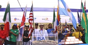 El Presidente de la ISA Fernando Aguerre, con las Arenas del Mundo durante la Ceremonia de Apertura del primer ISA World SUP and Paddleboard Championship en el 2012.